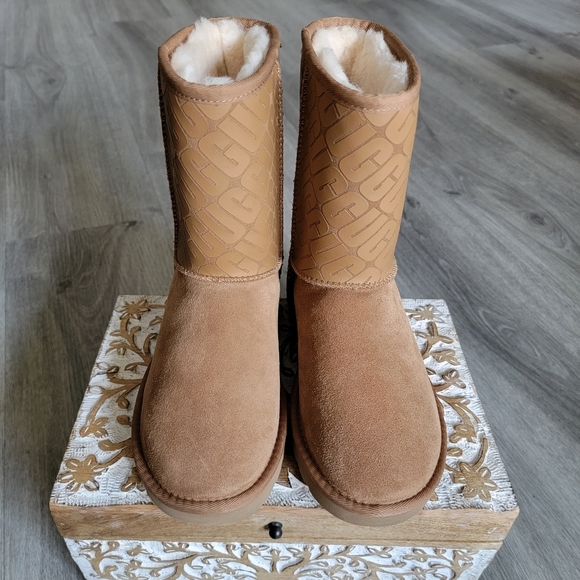 UGG Classic Short UGG Logo Suede Boot - Picture 4 of 8